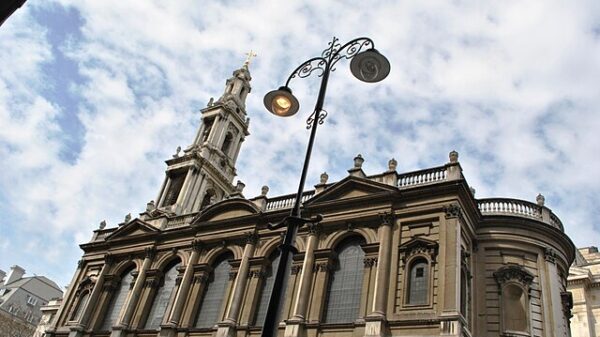 Image of the side of the St. Mary le Strand — a centuries-old church next to KCL. The church is built in a classic 18th century style.